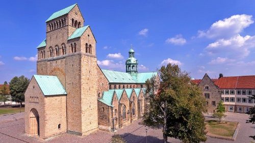 D: Missbrauchsbetroffene erinnern im Hildesheimer Dom an ihr Leid