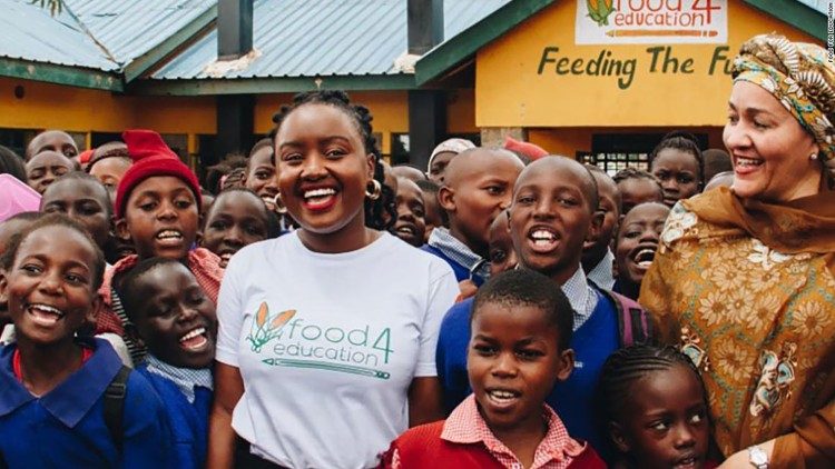  Wawira Njiru con i bambini delle scuole che servono