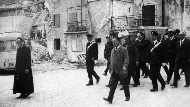 Il ritorno della statua lignea di Santa Maria Immacolata a Longarone, dopo il ritrovamento, il 24 maggio 1964. Don Pietro Bez è davanti a tutti, a sinistra