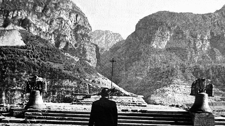 Ancora don Pietro Bez davanti ai resti della chiesa di Santa Maria Immacolata a Longarone