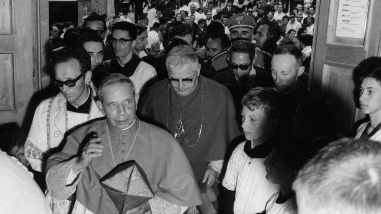 L'inaugurazione del prefabbricato che ha fatto da canonica e sala parrocchiale a Longarone, donato dalla Caritas di Bologna. A sinistra il cardinal Lercaro, dietro di lui a destra il vescovo di Belluno-Feltre Muccin e a sinistra don Pietro Bez 