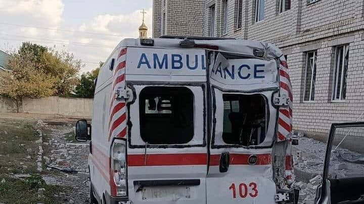 L'ospedale di Beryslav, bombardato il 5 ottobre scorso, di fronte alla chiesa greco-cattolica