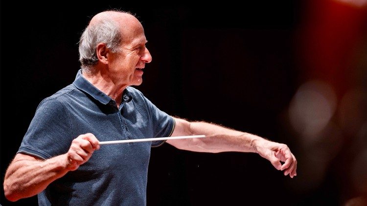 Il direttore Iván Fischer durante le prove all'Accademia di Santa Cecilia