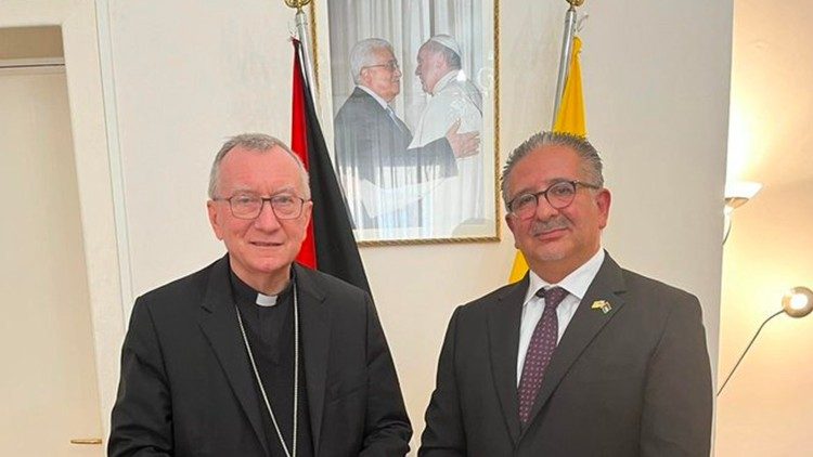 El cardenal Secretario de Estado, Pietro Parolin junto al embajador de Palestina ante la Santa Sede,  Issa Kassissieh