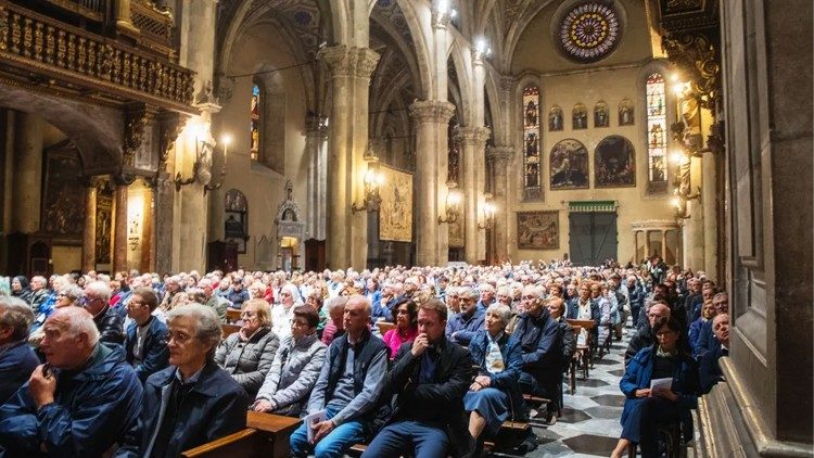 Preghiera nella cattedrale di Como