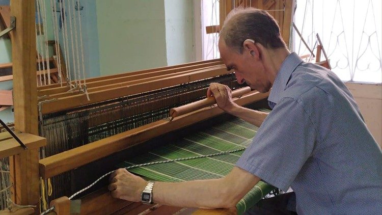 Il grande telaio nel laboratorio di tessitura