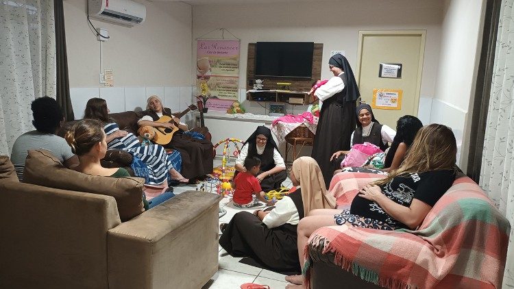 Le suore Carmelitane con le donne ospitate