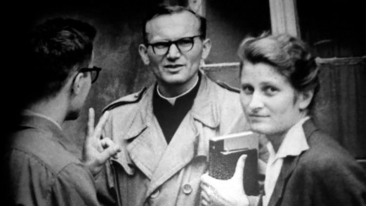 Wanda Półtawska  con l'allora cappellano dei medici e degli studenti di Medicina di Cracovia: don Karol Wojtyla