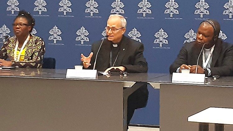Il cardinale Prevost durante il suo intervento