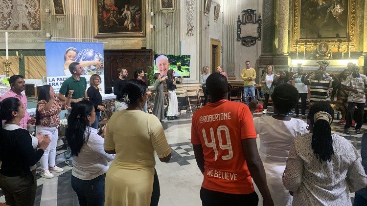 Un'animata preghiera africana ha aperto l'incontro di presentazione de "Il Vivaio della Pace"