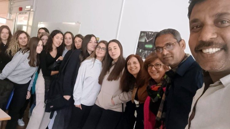 L'incontro tra un gruppo di studentesse e due missionari dall'India