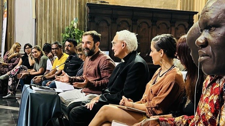 Davide De Maria (al centro, con la barba) interviene al meeting mondiale di Italia Solidale, a Roma, dal 12 al 15 ottobre