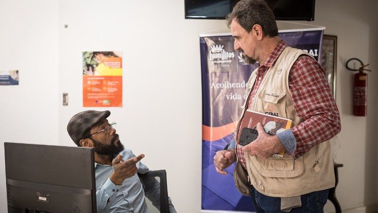 Il padre Adelmar Barilli (a destra) ribadisce che l’accoglienza ai migranti ha bisogno di un’attenzione integrale. Ogni giorno riceve decine di persone nel Cibai di Porto Alegre. (Giovanni Culmone/Global Solidarity Fund)