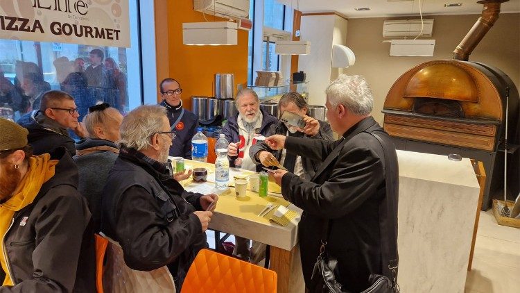 Il cardinale Krajewski a pranzo con alcuni degli ospiti del servizio