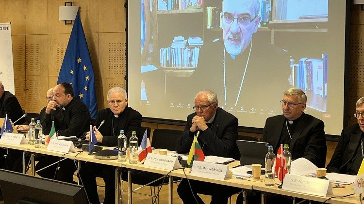 I delegati dell'Assemblea plenaria della Comece collegati con il cardinale Pizzaballa