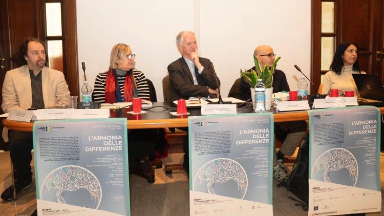 Da sinistra: Giuliano Giustarini, Letizia Tomassone, monsignor Paul Tighe, Davide Assael e Nadija Kebour. Foto Karen di Paola
