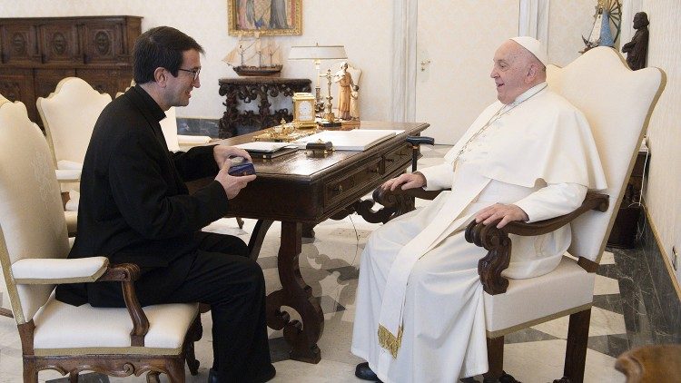 Mons. Goyarrola y el Santo Padre