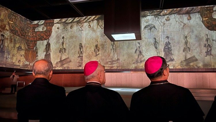 Archbishop Peña Parra visits the exhibit