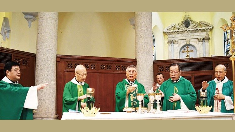 L'arcivescovo Li Shan con i cardinali Chow e Tong durante la Messa nella Cattedrale di Honk Kong, 15 novembre 2023 (Kung Kao Po)