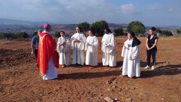 La benedizione del terreno in cui è in costruzione il monastero delle trappiste