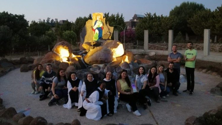 Le monache  trappiste con alcuni giovani davati alla fontana di Nostra Signora Fonte della Pace