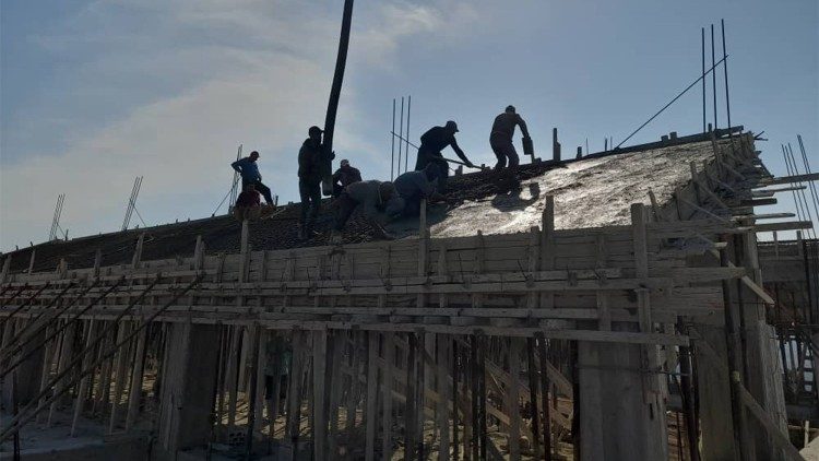 Operai a lavoro nel monastero delle trappiste