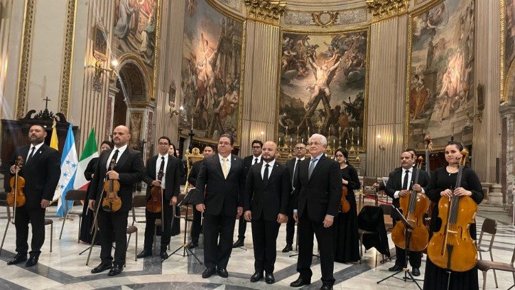 La orquesta Filarmónica de San Pedro Sula antes del concierto, con los embajadores de ambas embajadas