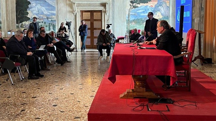 Monseñor Pompili en conferencia de prensa sobre la visita del Papa Francisco a Verona el próximo 18 de mayo