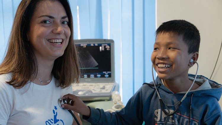 Il piccolo Hari, originario del Nepal e affetto da grave cardiopatia, insieme alla dottoressa Belli di Fondazione Mission Bambini