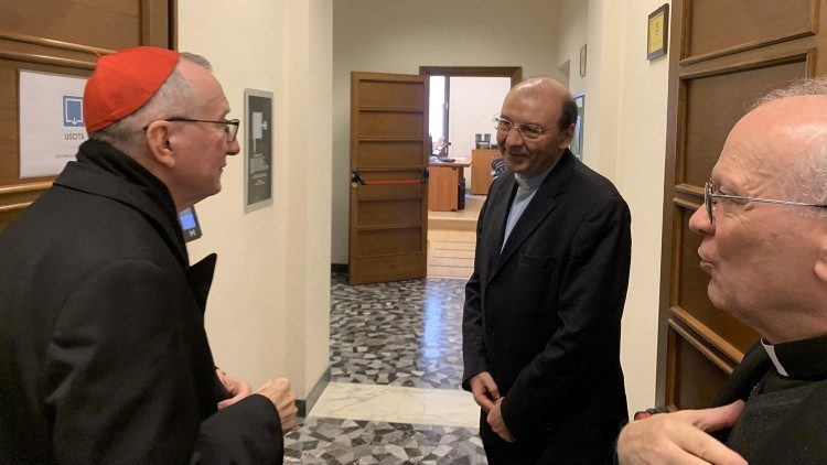 L'arcivescovo bibliotecario Zani (a destra) e don Mauro Mantovani, prefetto della Biblioteca Vaticana (al centro) accolgono il cardinale Parolin nella nuova sede della Scuola