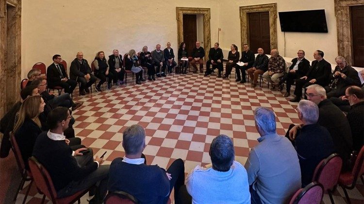 L'incontro della delegazione di persone della diocesi di Nantes (Francia) vittime di abusi in età minorile, con la Pontificia Commissione per la Tutela dei Minori, nella sede di Palazzo Maffei Marescotti