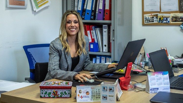 L’assistente sociale Araceli Navarro si avvale del meccanismo legale del “Radicamento attraverso la formazione” per aiutare i migranti che arrivano alla Fondazione ProLibertas. Lì ricevono una formazione lavorativa che consente loro di ottenere un permesso di soggiorno e, in seguito, un contratto di lavoro in Spagna. (Giovanni Culmone/Global Solidarity Fund)