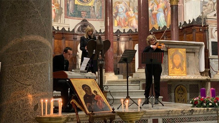 L'esibizione di Ilaria Della Bidia, soprano pop, accompagnata dal maestro Attilio Di Giovanni