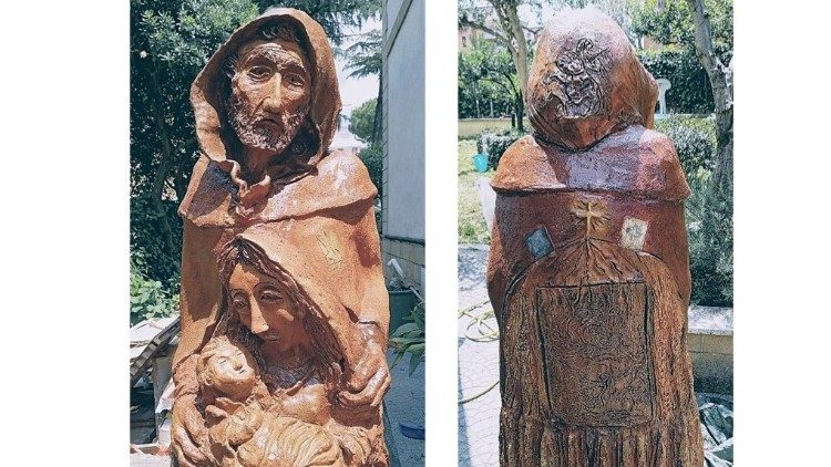 La parte frontale e il retro della scultura di Luciano Capriotti