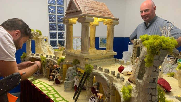 Al lavoro nel laboratorio allestito nell'oratorio di San Leonardo