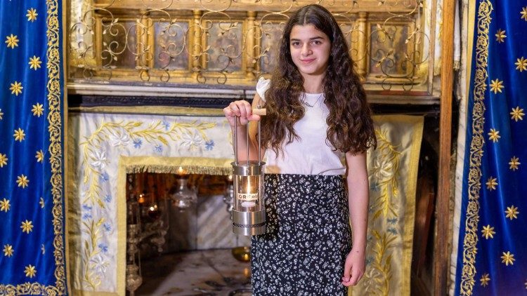 Pillar Jarayseh, dodicenne cristiana di Betlemme, nella Grotta della Natività per attingere la Luce della Pace