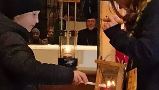 Michael Putz, il piccolo scout austriaco, consegna la fiammella alla delegazione italiana a Linz