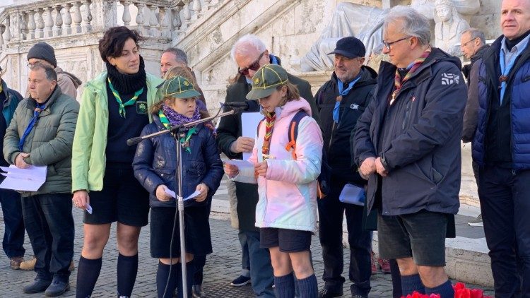 Un altro momento della cerimonia in Campidoglio. Due lupette leggono racconti di pace