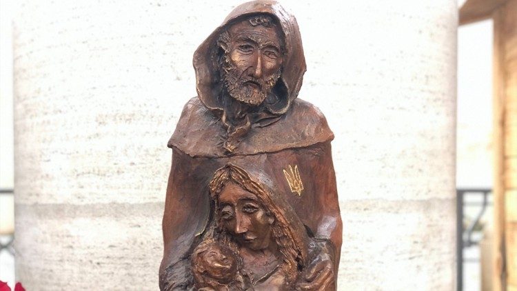 La scultura di Luciano Caprotti "Presepe del tempo di guerra" dedicata al conflitto in Ucraina