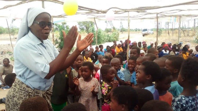 L'entusiasmo delle religiose nell'insegnamento e nell'animazione con i più piccoli