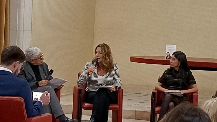 Andrea Tornielli intervista le due autrici, Nunzia Locatelli (a sinistra) e Cintia Daniela Suárez