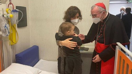 Parolin tra i piccoli malati del Bambino Gesù. Ai medici: "Sostenete le famiglie"
