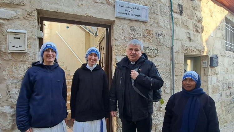 Il cardinale Krajewski insieme alle suore missionarie della carità a Gerusalemme
